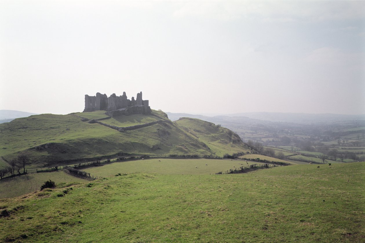 Vista do Castelo de Carreg Cennen, Gales do Sul, construído c.1350 de Unbekannt Unbekannt