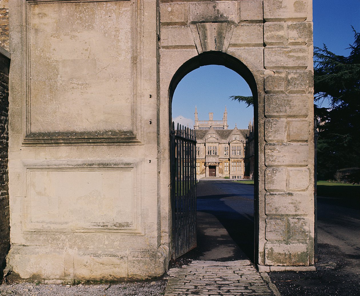 Vista da frente sul através do gateway, Corsham Court, Wiltshire de Unbekannt Unbekannt