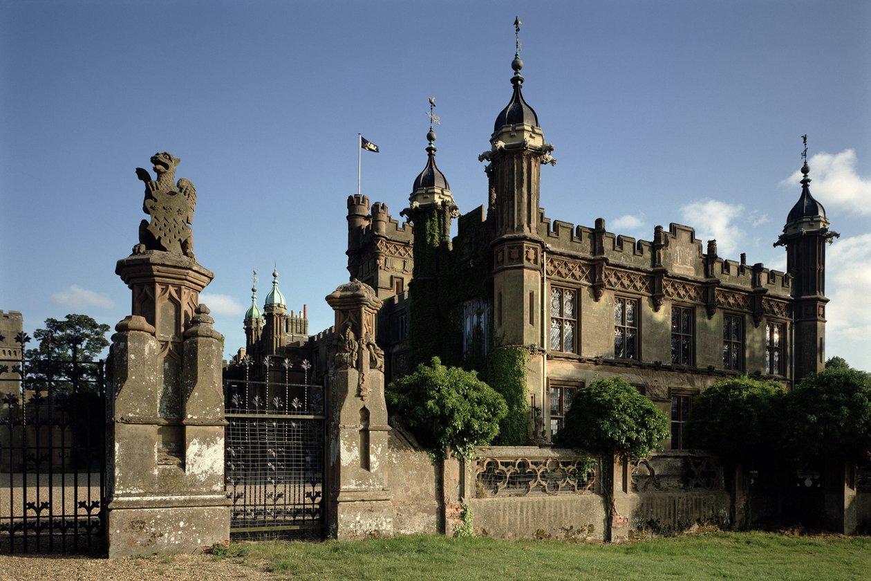 Vista da entrada da casa do noroeste, Knebworth House, Hertfordshire de Unbekannt Unbekannt
