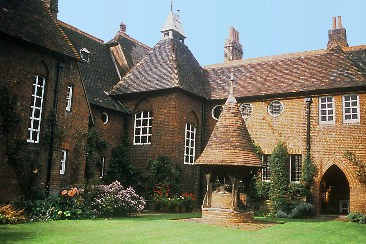 Vista do exterior da Casa Vermelha, Bexleyheath, projetada por William Morris (1834-96) com Philip Webb como arquiteto, concluída em 1859 de Unbekannt Unbekannt