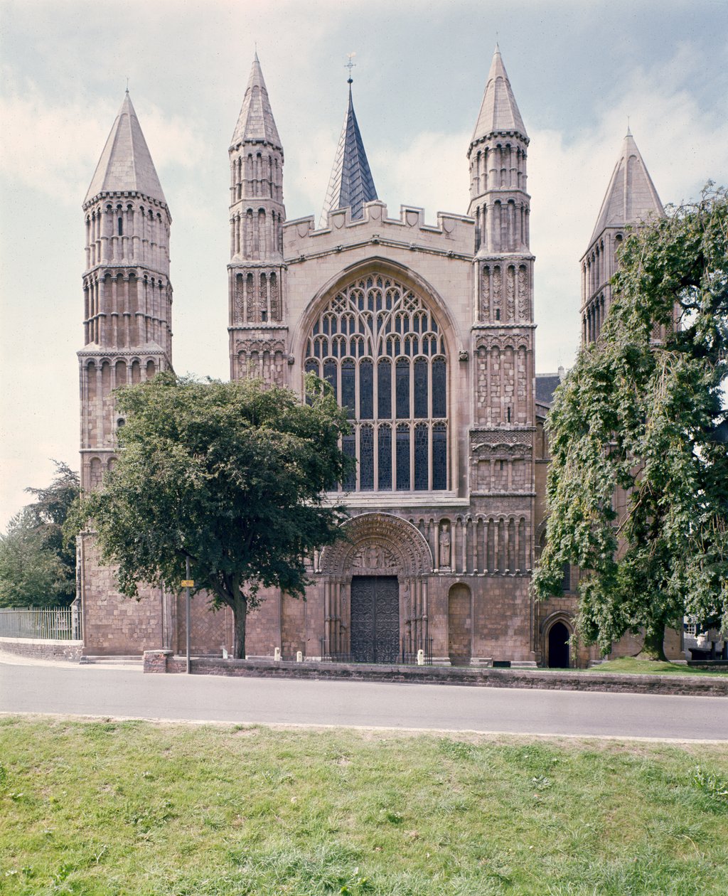 Vista da frente oeste da Catedral de Rochester, construída c.1150 de Unbekannt Unbekannt