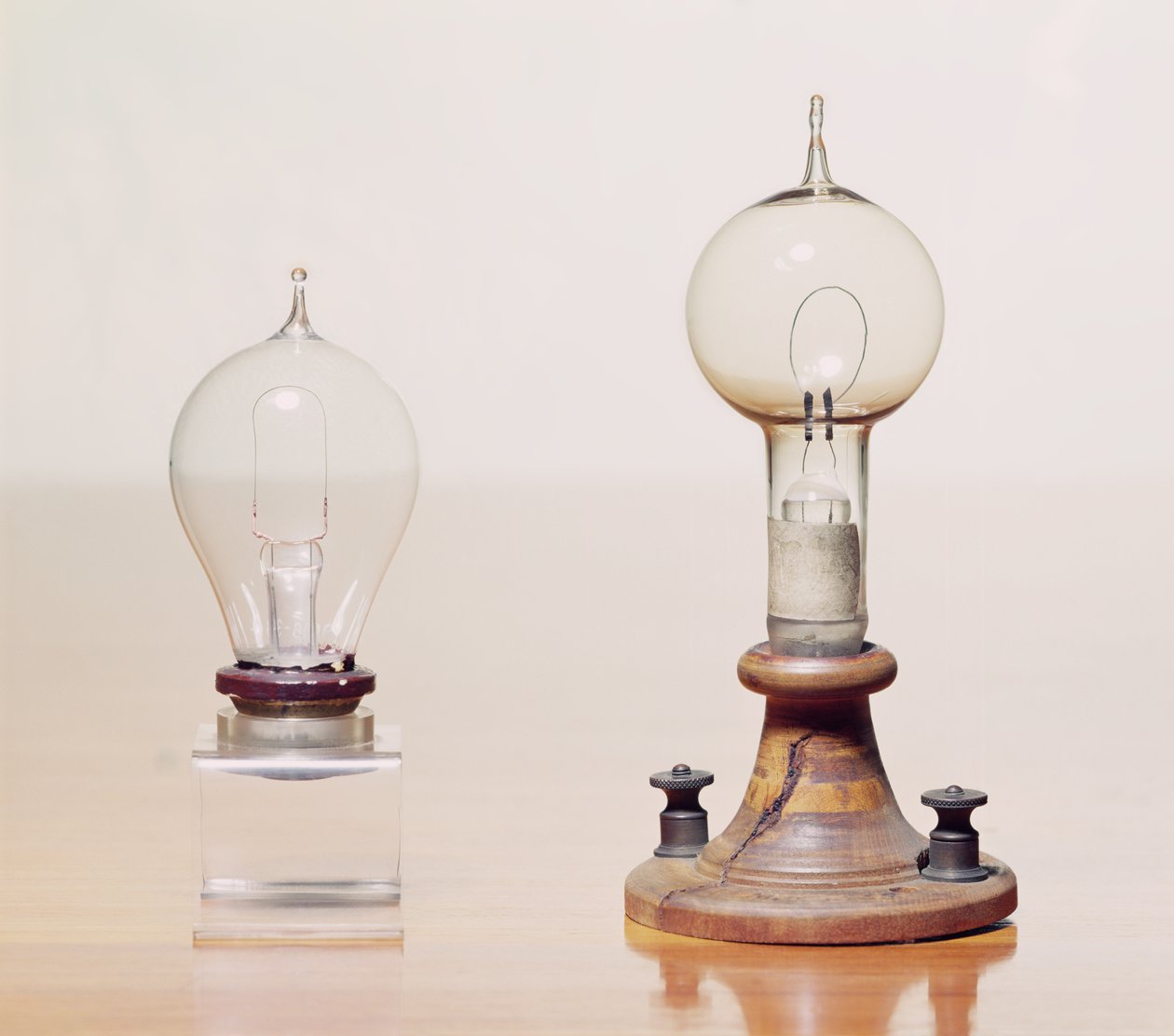 Lâmpadas iniciais: esquerda: primeira lâmpada comercial, direita: lâmpada elétrica de filamento feita por Thomas Alva Edison de Unbekannt Unbekannt