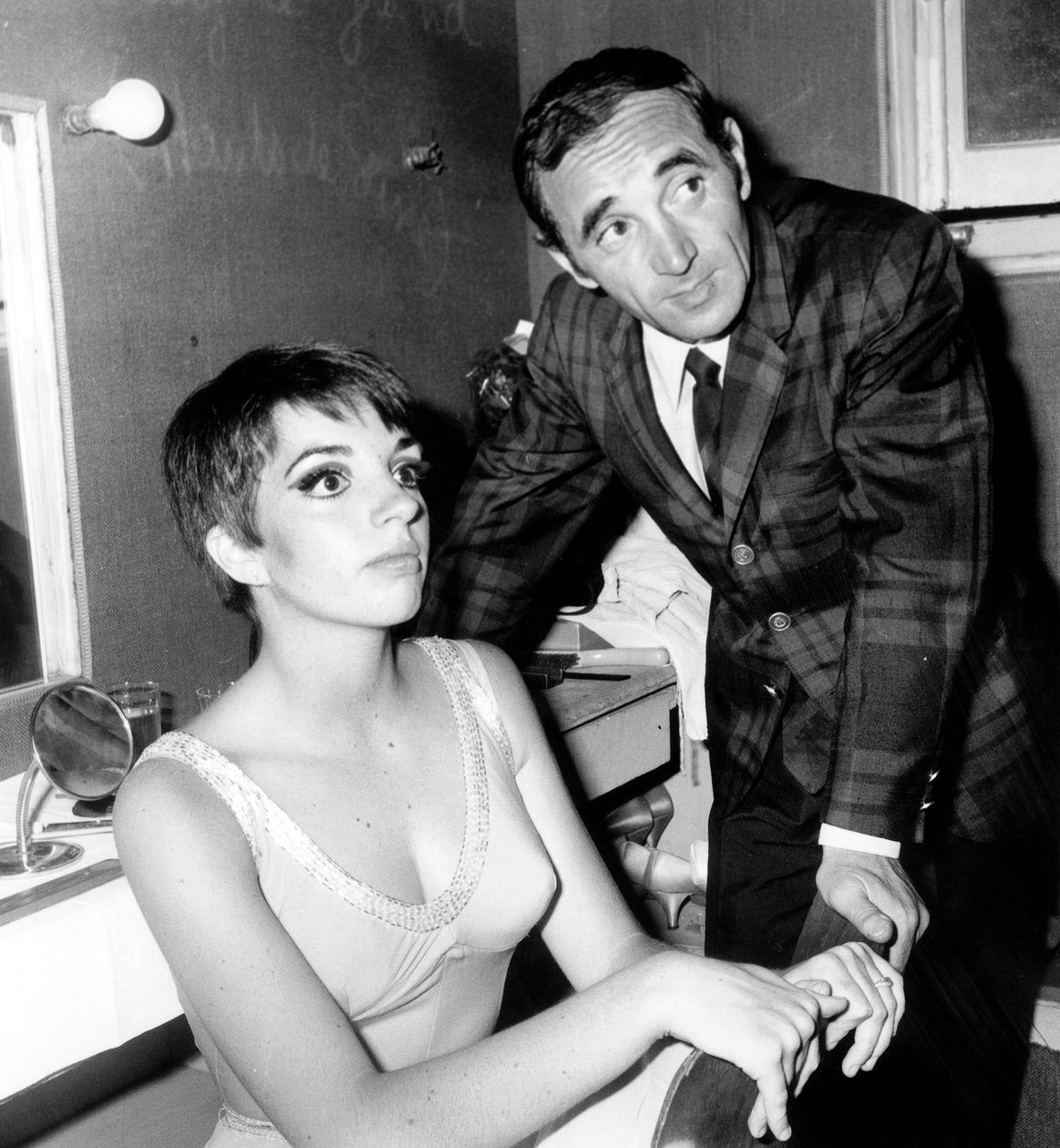 Cantor francês Charles Aznavour Parabenizando Liza Minnelli nos bastidores do Olympia 16 de maio de 1966 de Unbekannt Unbekannt