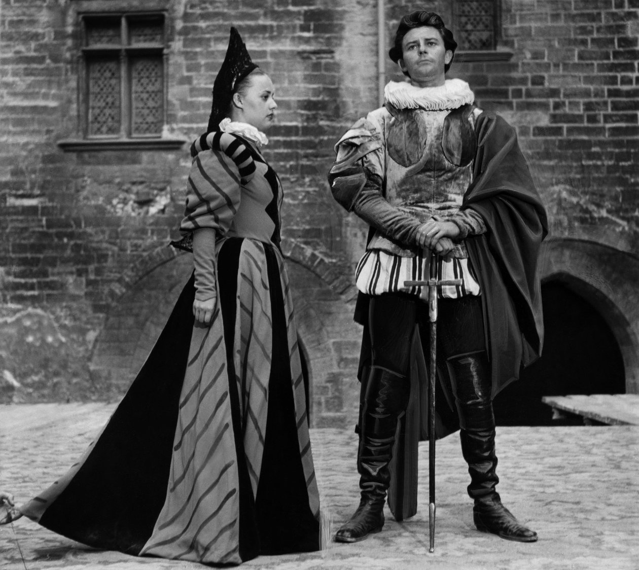 Tocar El Cid interpretado por Jeanne Moreau e Gerard Philipe durante o Festival de Teatro de Avignon em julho de 1951 de Unbekannt Unbekannt