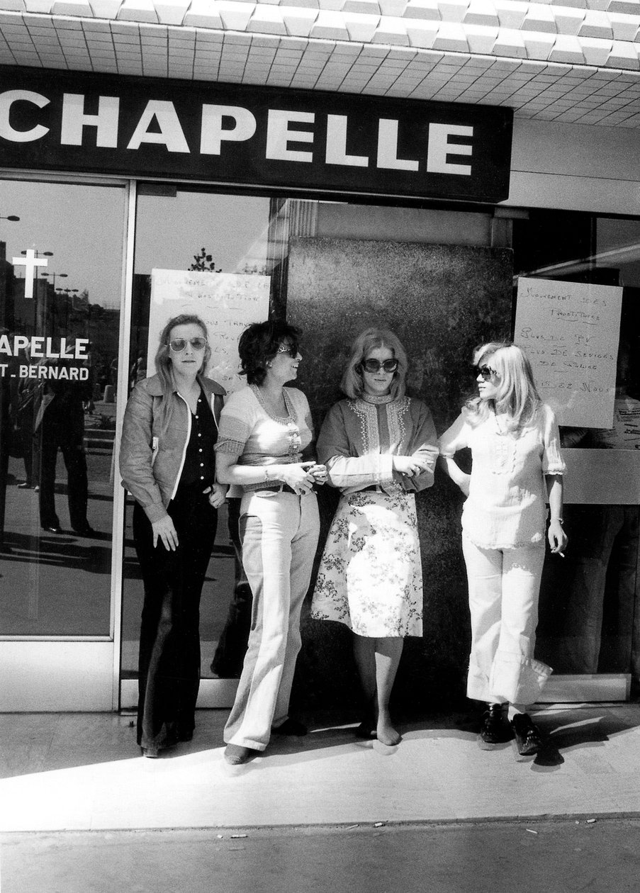 Prostitutas que ocupam uma capela em Paris, em 1975, na época da lei sobre supressão na obtenção de prostituição de Unbekannt Unbekannt