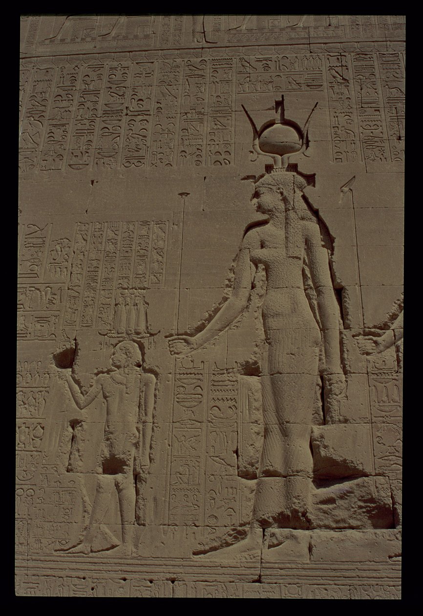 Relevo retratando Hathor e seu filho, Ihy, da parede traseira do templo, c.125 aC-60 dC de Unbekannt Unbekannt