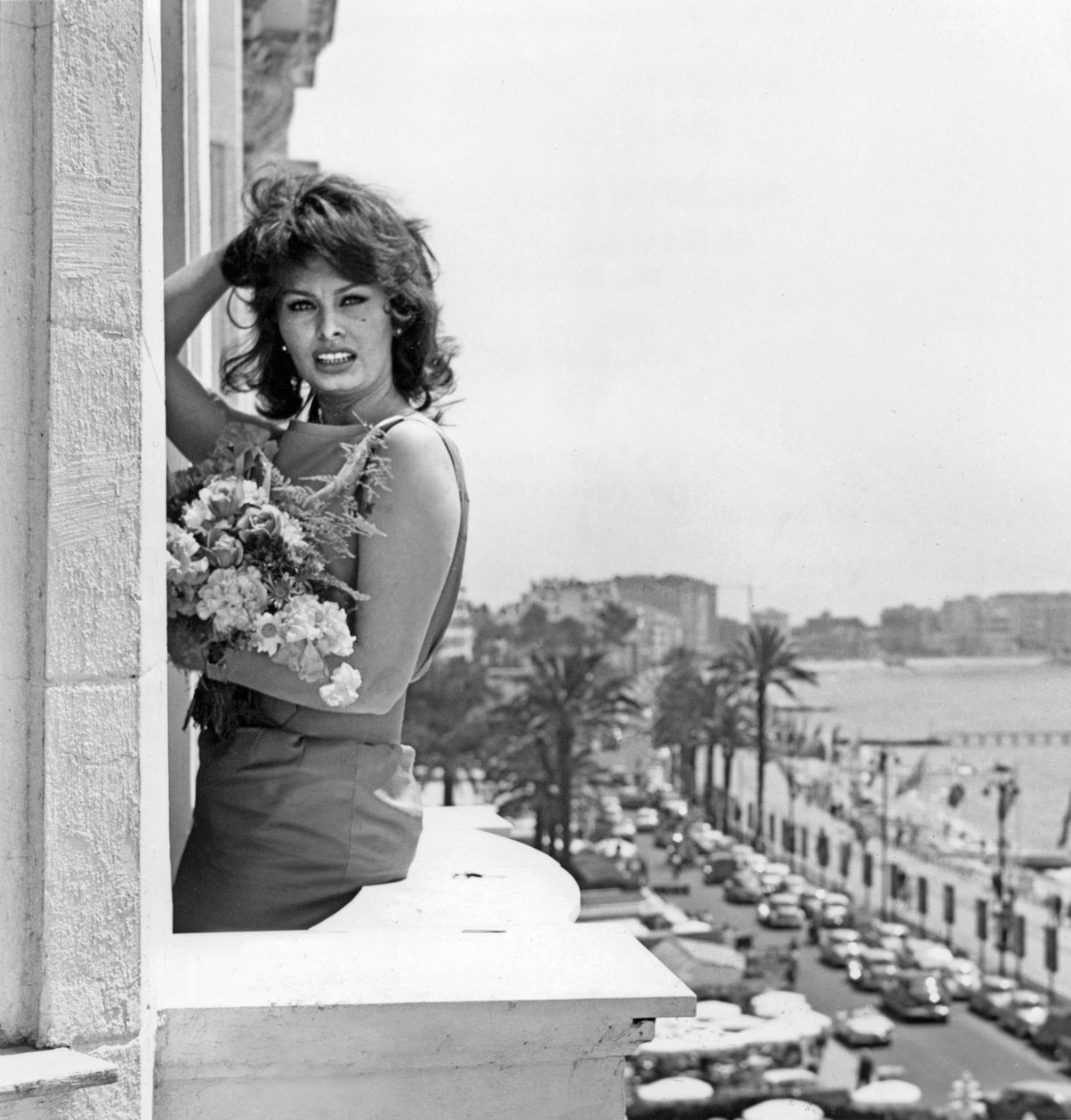Sophia Loren durante o Festival de Cannes em 13 de maio de 1959 no The Balcony of Carlton Hotel de Unbekannt Unbekannt