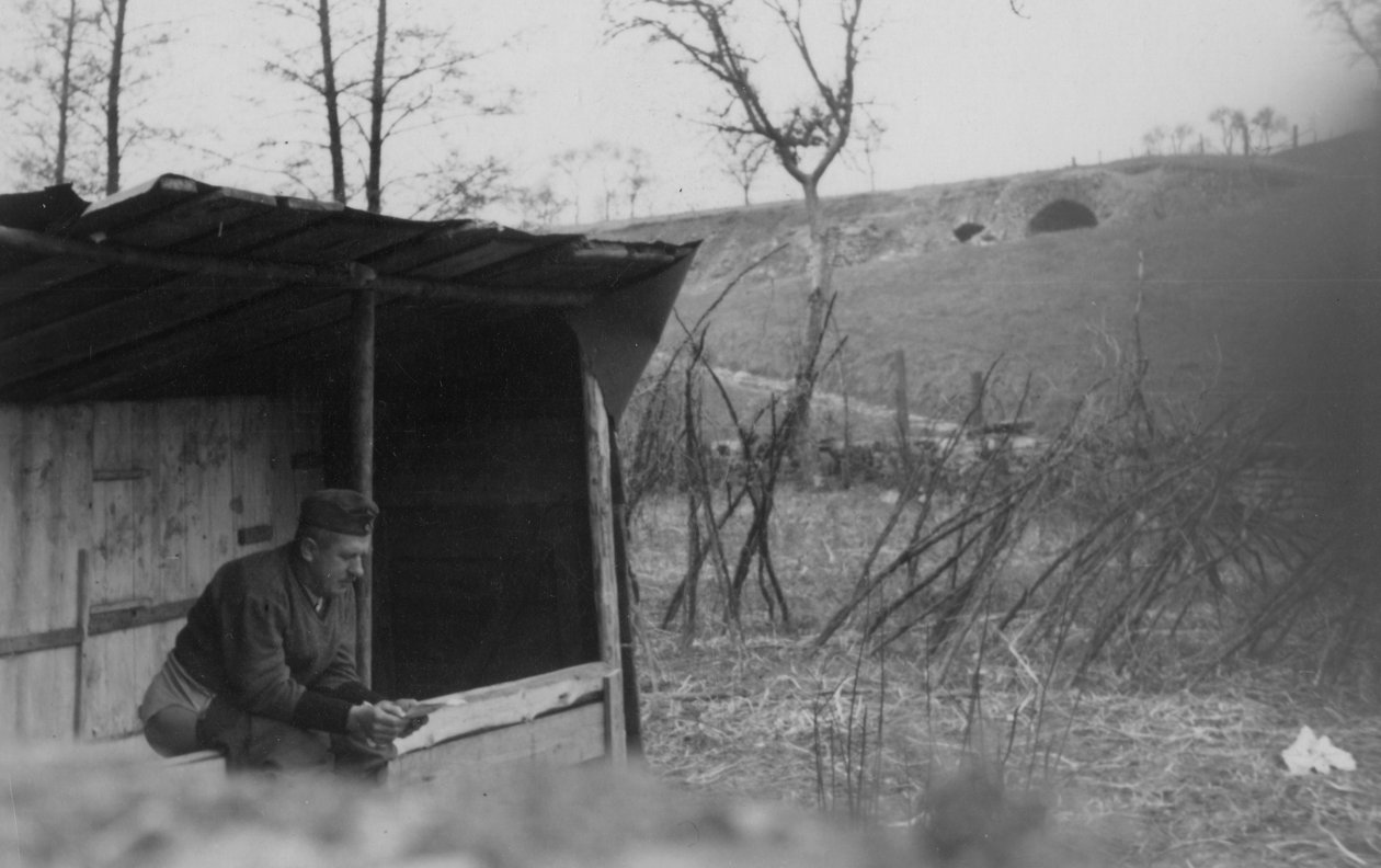 Um soldado usando o banheiro, 1942 de Unbekannt Unbekannt