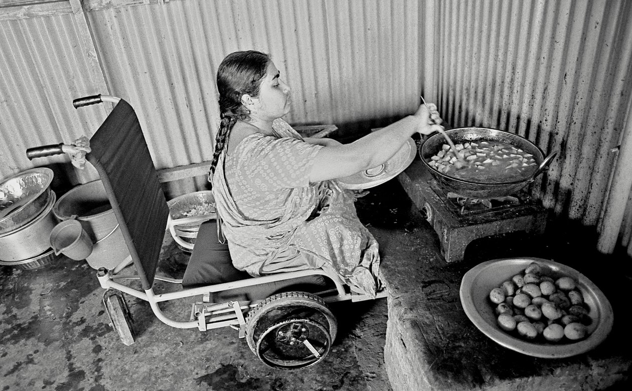 Uma mulher com deficiência física prepara comida para seus colegas no Centro para a Reabilitação do Paralisado, CRP em Savar, Dhaka, Bangladesh. 2005. de Unbekannt Unbekannt