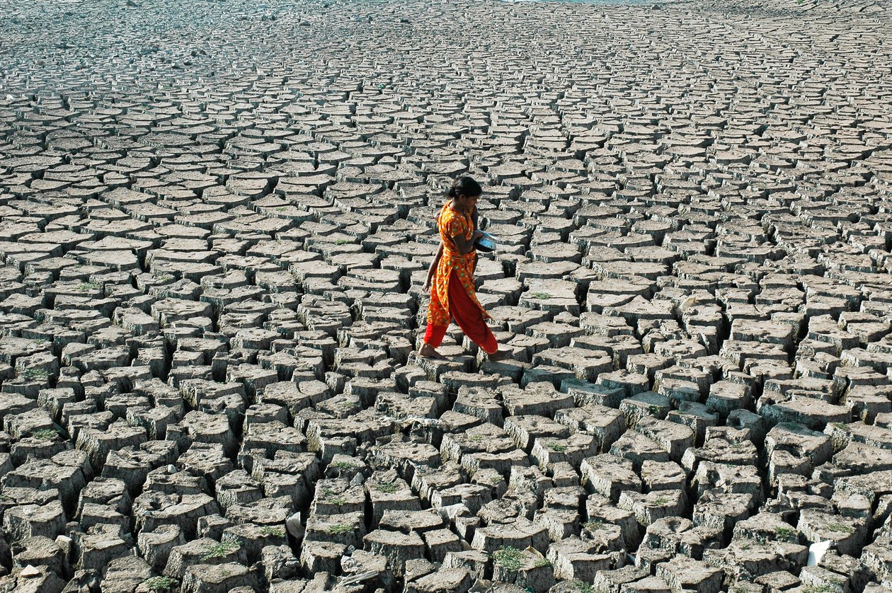 Uma rapariga e sua irmã do grupo nivelado da pobreza abaixo, na cama de rio acima secada de Buriganga, em Hazaribagh, Dhaka, Bangladesh. 4 de março de 2005. de Unbekannt Unbekannt
