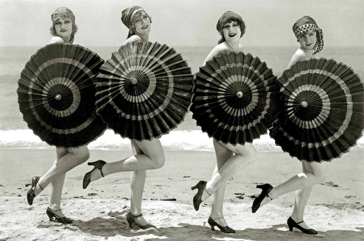 Belezas de banho com sombrinhas, c.1928 de Unbekannt Unbekannt