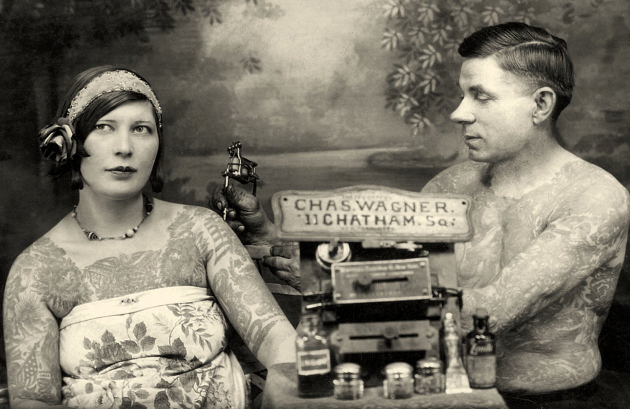 Charles Wagner tatuando um cliente com sua recém-patenteada máquina de tatuagem. c.1905 de Unbekannt Unbekannt