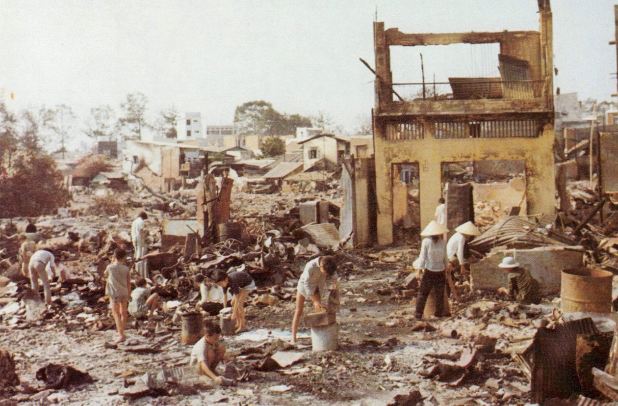 Civis escolhem as ruínas de suas casas em Cholon, a parte chinesa fortemente danificada de Saigon, a ofensiva de Tet, a guerra do Vietnã, 1968 de Unbekannt Unbekannt