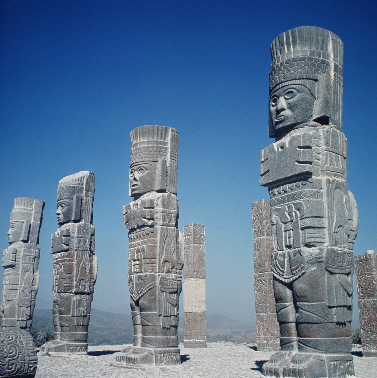 Colunas esculpidas em forma humana, de um templo tolteca, Tula, México, século XII de Unbekannt Unbekannt