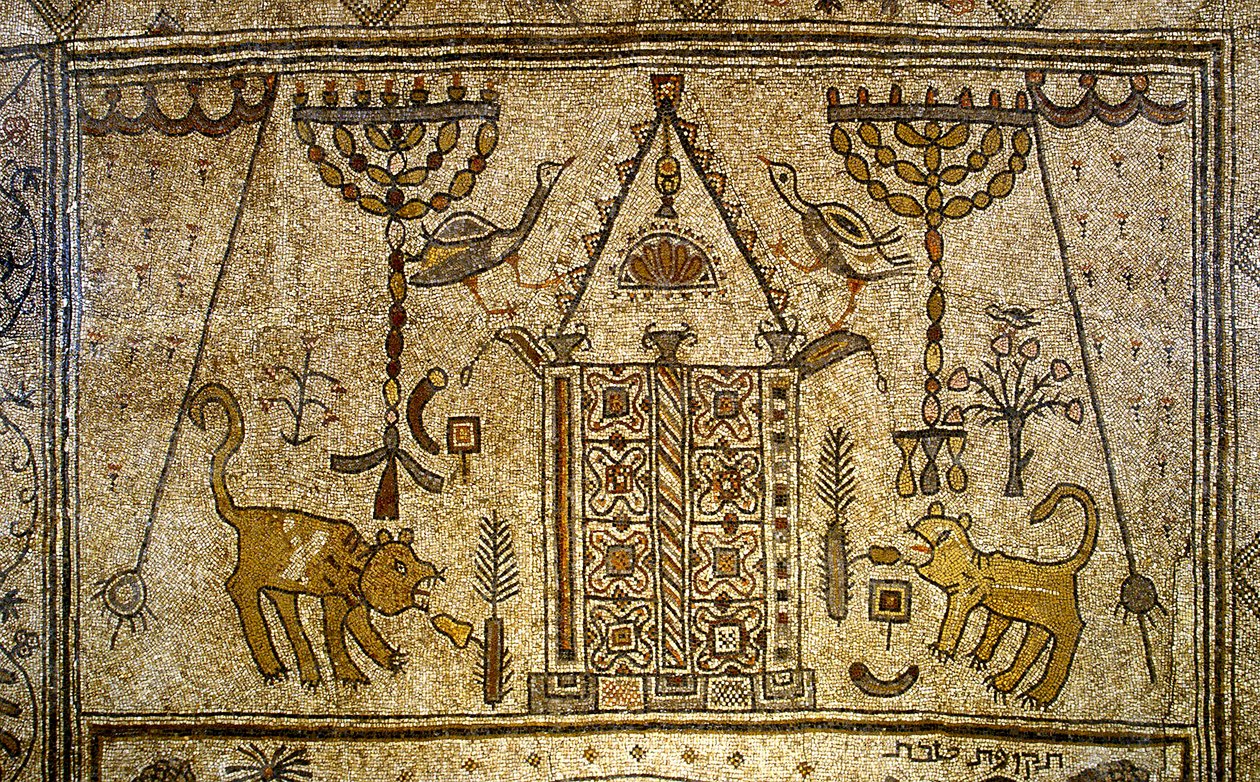Detalhe do piso representando a Arca Sagrada ladeada por candelabros, leões e pássaros de Unbekannt Unbekannt