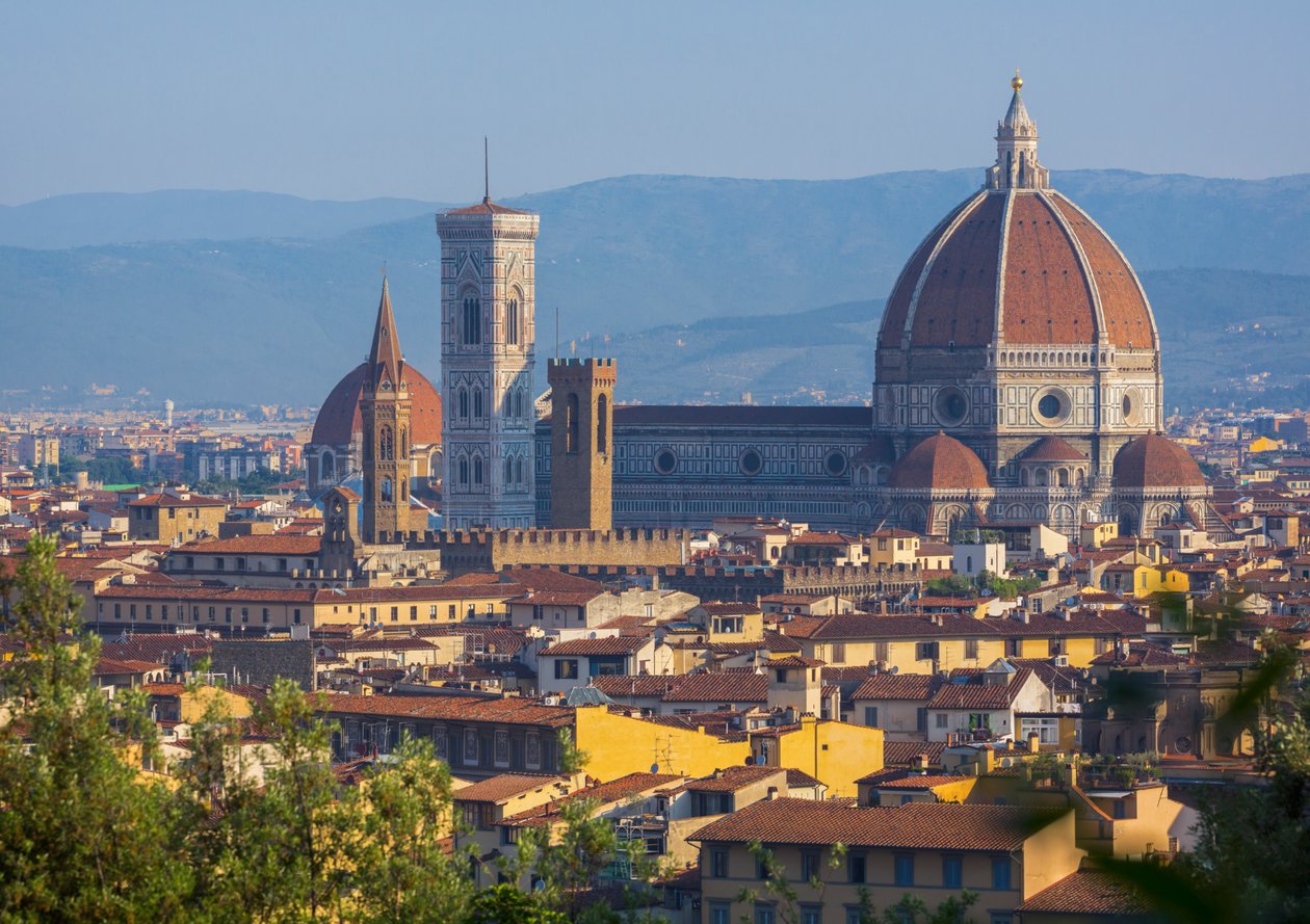 Florença, Toscana, Itália. Vista sobre a cidade para o Duomo - Catedral de Santa Maria del Fiore - e Campanile da Piazzale Michelangelo. de Unbekannt Unbekannt