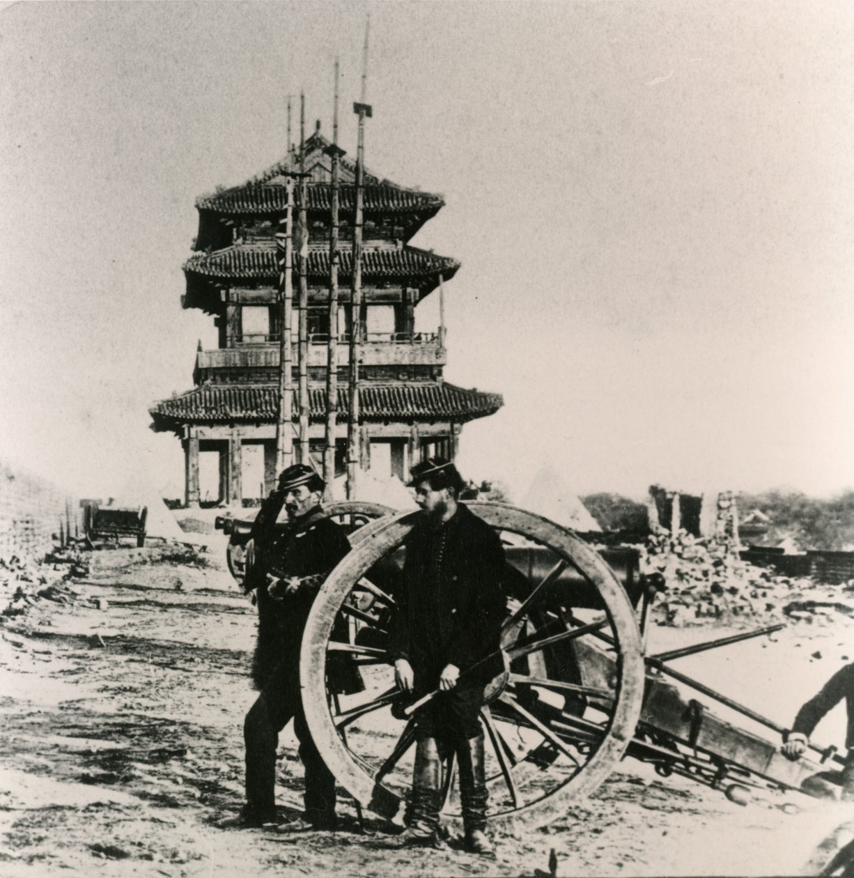 Soldados franceses por um canhão em Pequim durante a Expedição Anglo-Francesa à China, 1860 de Unbekannt Unbekannt