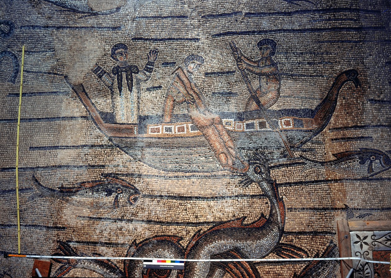 Jonas sendo engolido pela baleia, detalhe de um pavimento decorativo representando imagens cristãs e símbolos pagãos, c.313 dC de Unbekannt Unbekannt