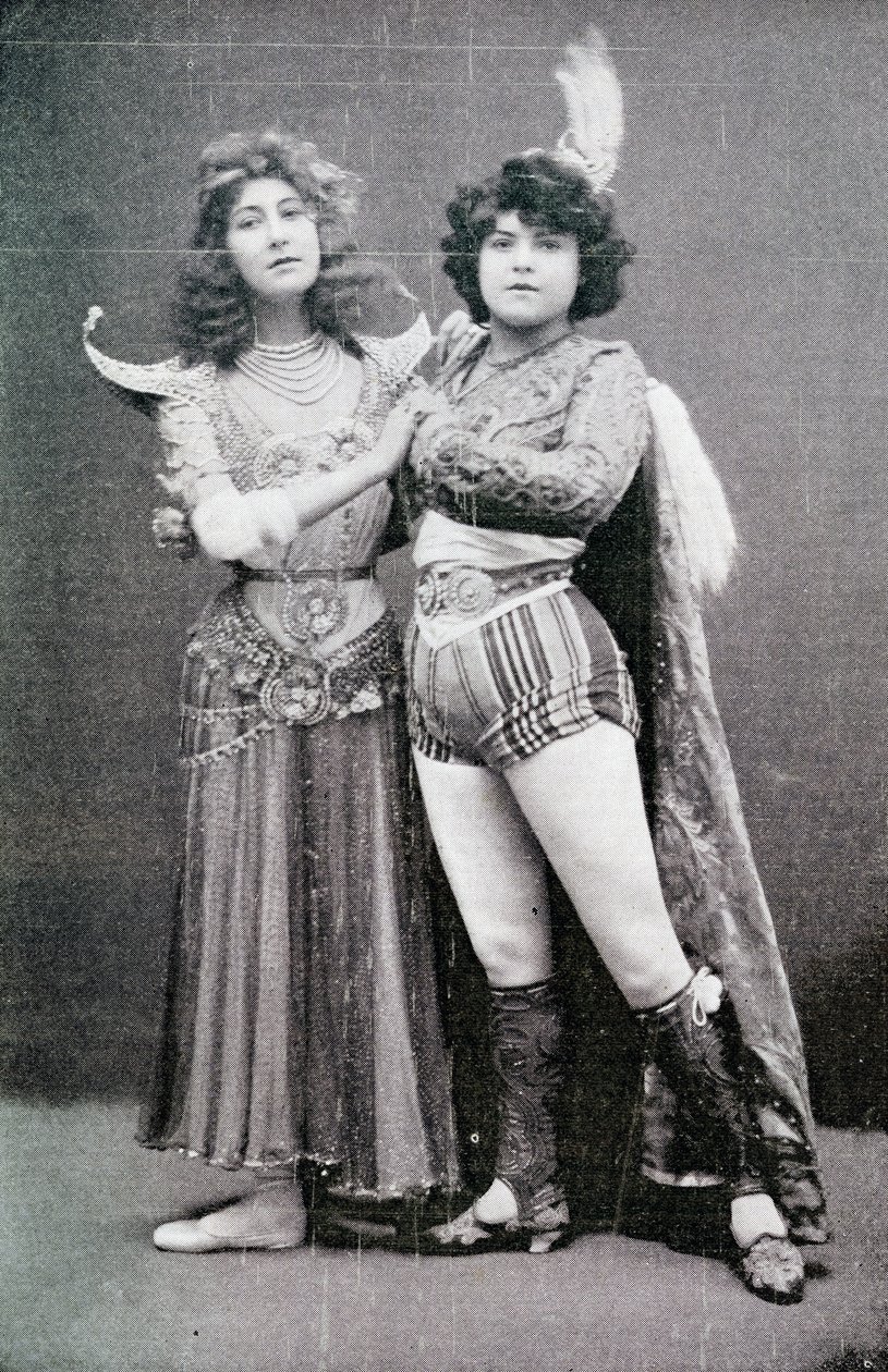 Liane de Pougy aparecendo como a deusa indiana "La Yakcha" no Palace Theatre, em Londres, com sua acompanhante, Lallie Pernod, 1901 de Unbekannt Unbekannt
