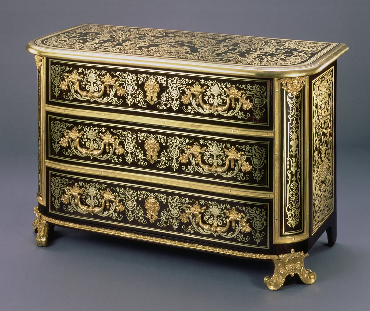 Louis XIV Boulle cômodo com ormolu monta e elaborado embutimento de urnas e pergaminhos florais no estilo de Jean Berain I de Unbekannt Unbekannt