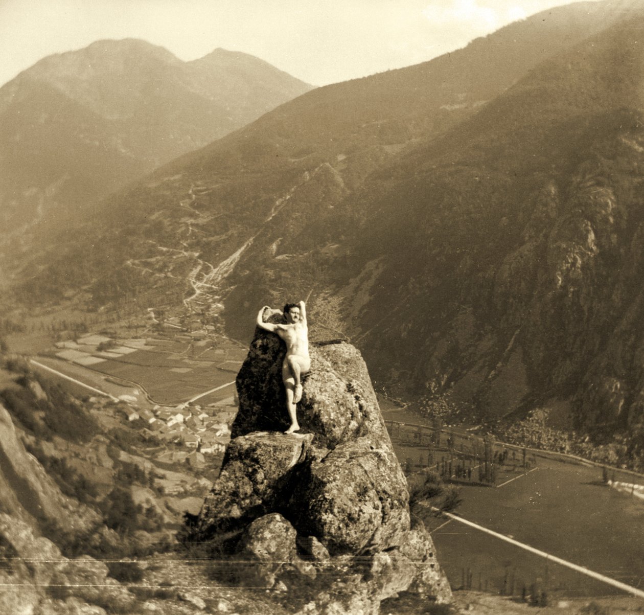 Nude masculino que levanta em uma rocha em um vale montanhoso, c.1910 de Unbekannt Unbekannt