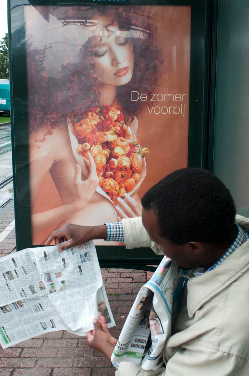 Homem, lendo um jornal, em, trem bonde bruxelas, parada, em, bruxelas, bélgica de Unbekannt Unbekannt