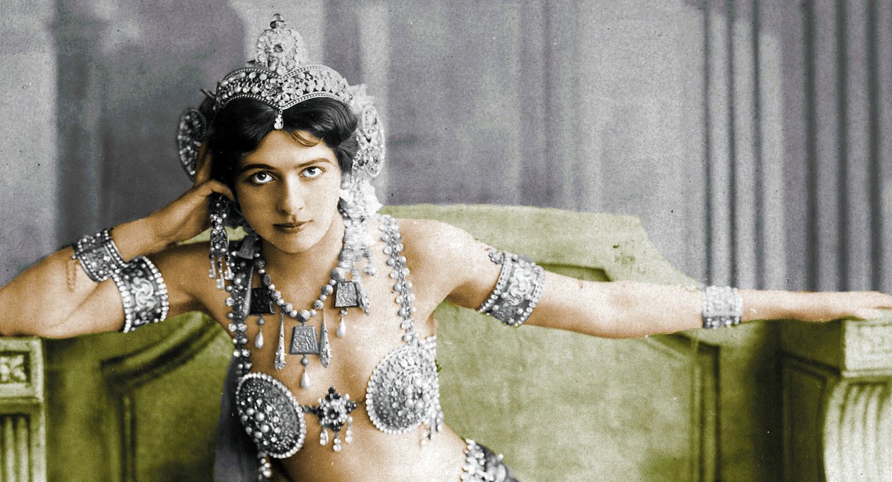 Mata Hari usando um biquíni de jóias. c.1910 de Unbekannt Unbekannt