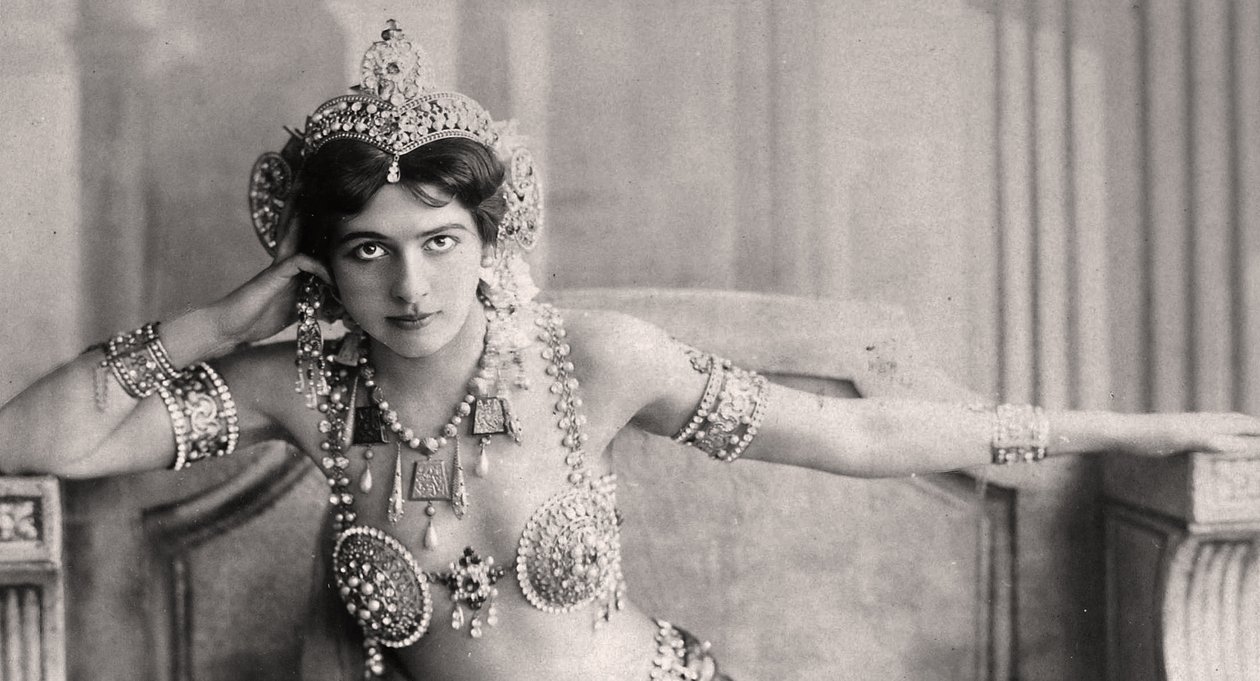 Mata Hari usando um biquíni de jóias. c.1910 de Unbekannt Unbekannt