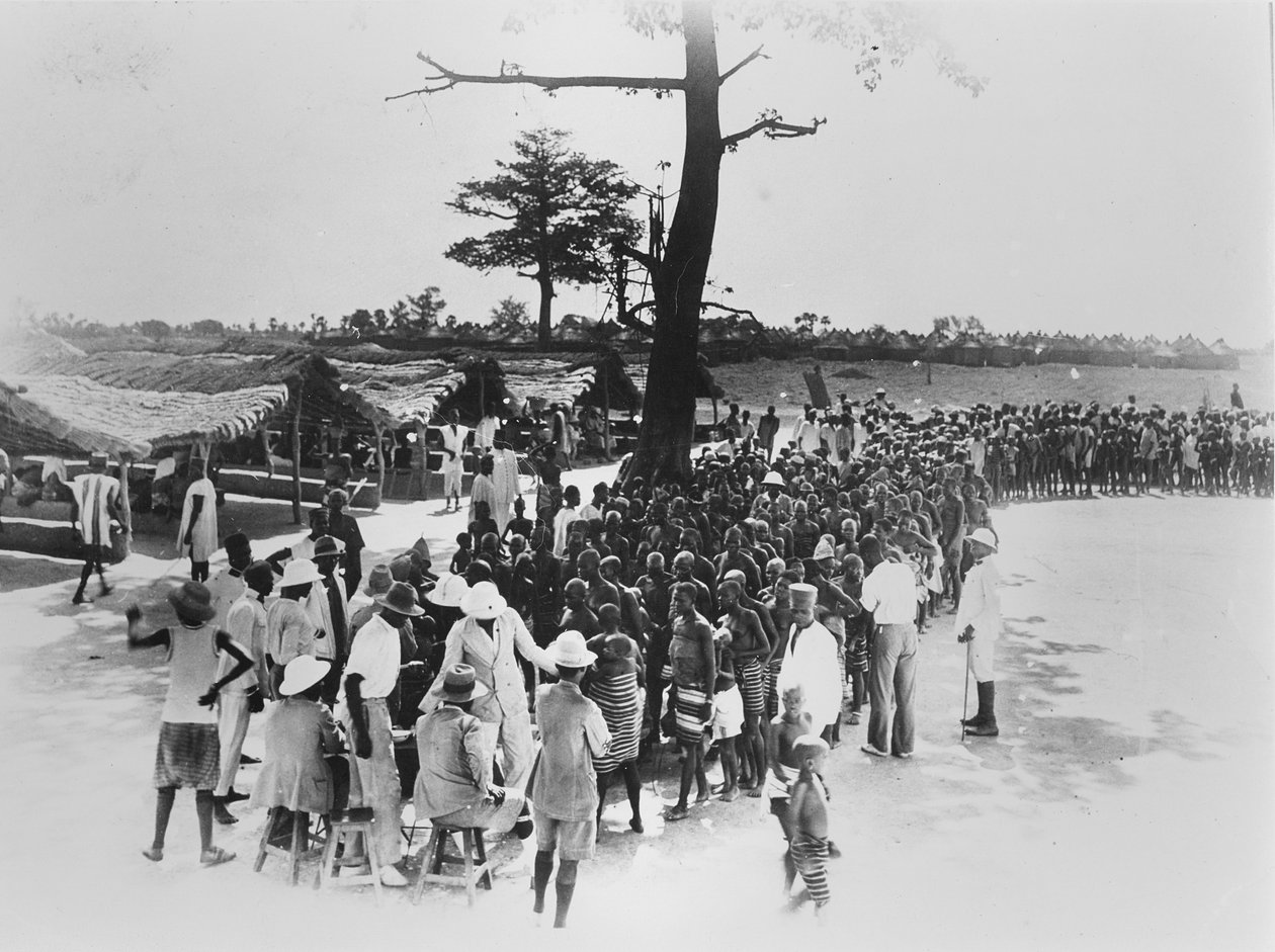 Sessão de vacinação ao ar livre na Costa do Marfim, c.1920-30 de Unbekannt Unbekannt