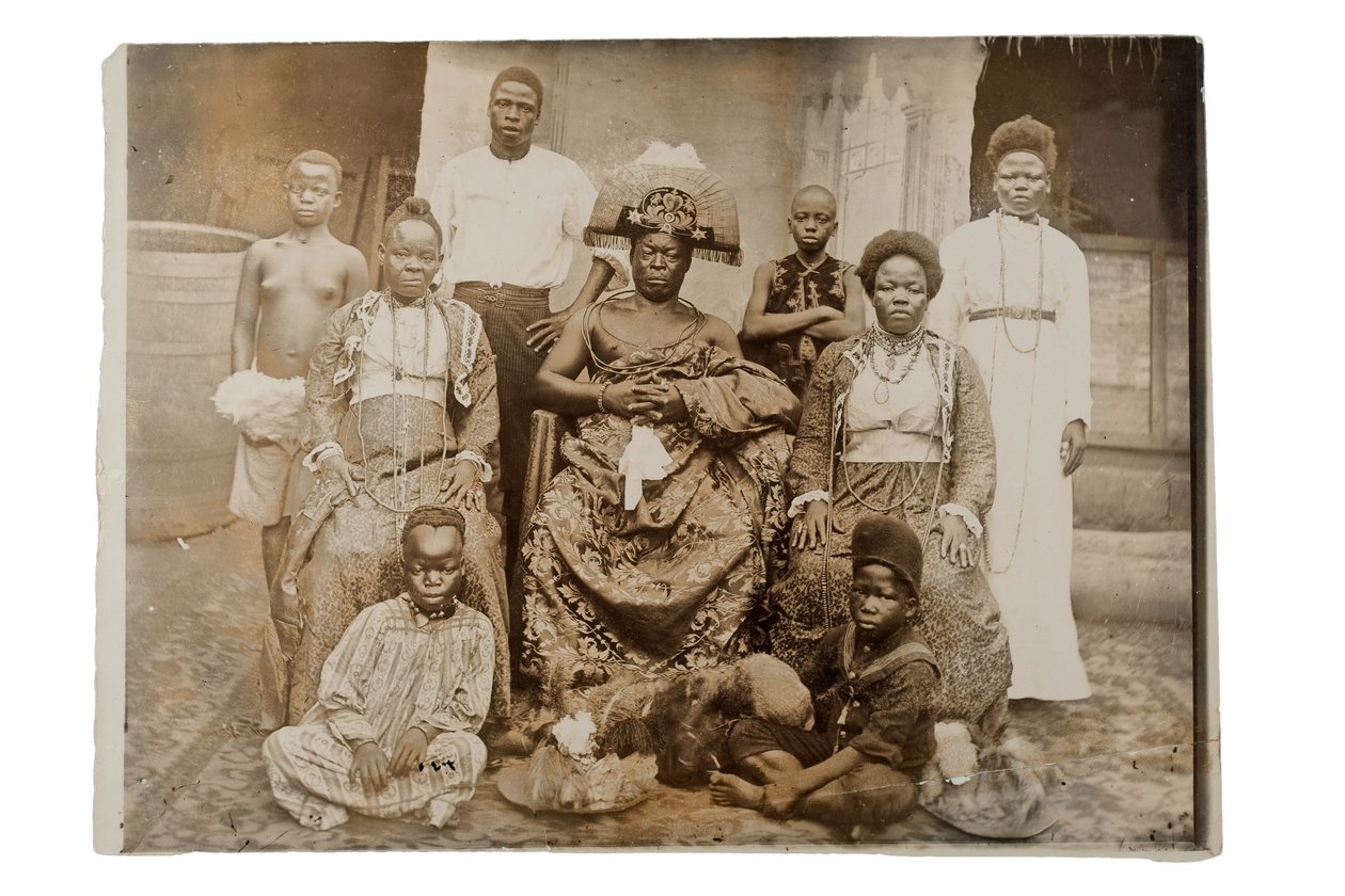 Overami, ex-rei do Benin, e sua suíte, Nigéria, c.1900 de Unbekannt Unbekannt