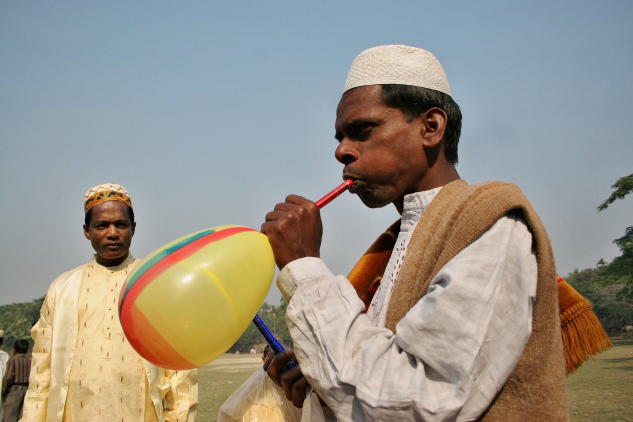 Retrato de um pai muçulmano que infla uma flauta de balão de Unbekannt Unbekannt