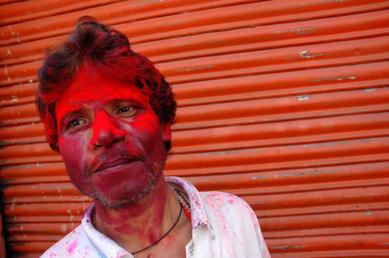 O retrato de uma cor manchou o homem durante o festival do holi. Kolkata, na Índia. 4 de março de 2007. de Unbekannt Unbekannt