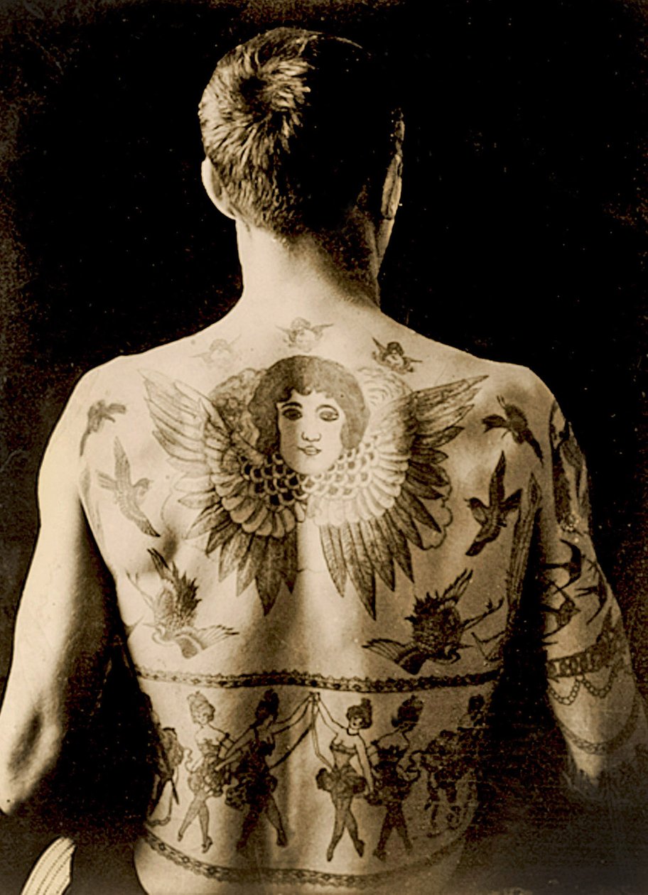 Retrato de um homem com uma elaborada tatuagem de costas c.1910 de Unbekannt Unbekannt
