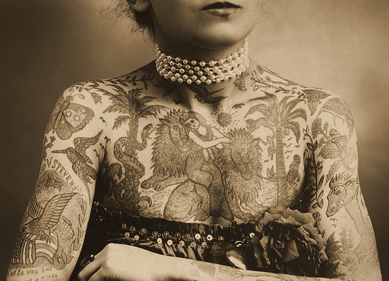 Retrato de uma mulher tatuada, c.1905 de Unbekannt Unbekannt