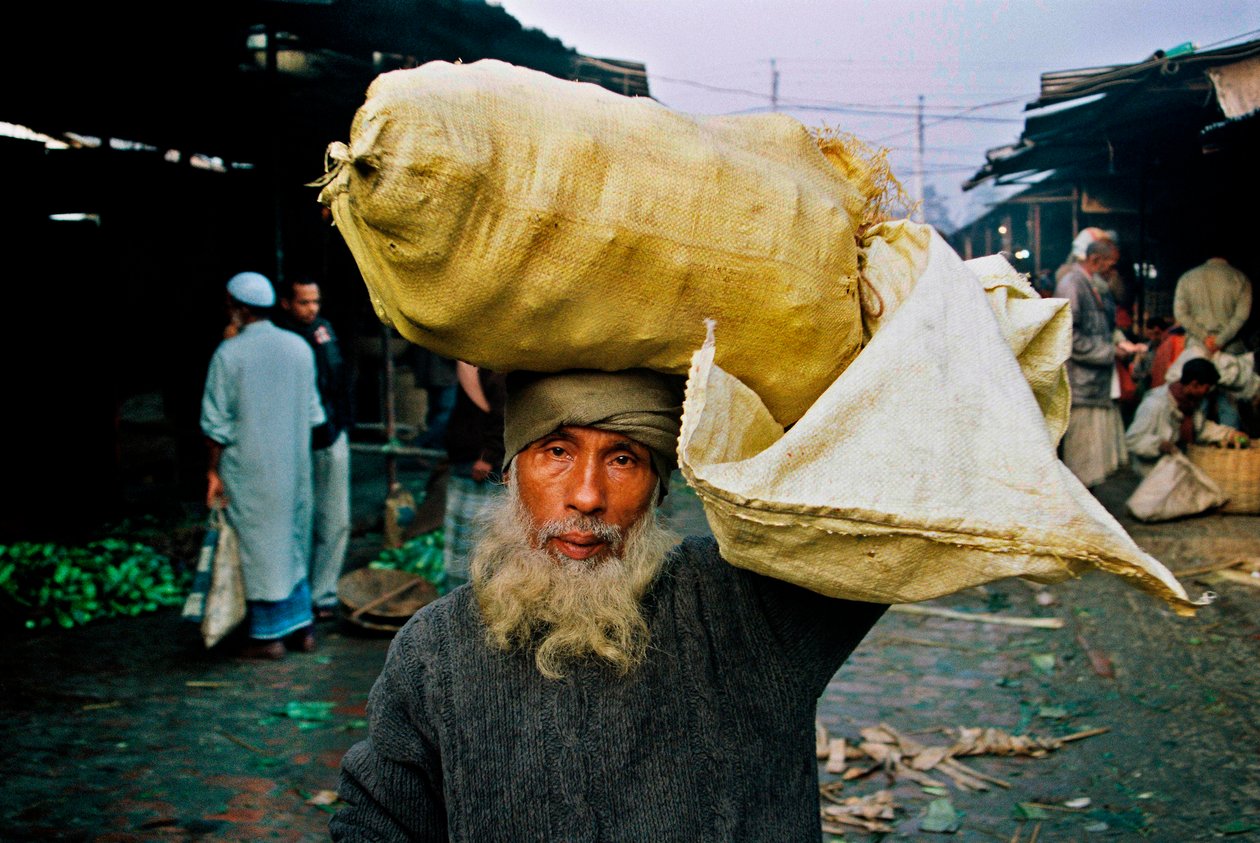 Retrato de um vendedor de vegetais. Abdus Samad compra legumes no mercado de vendas e vende-os na rua. Nirala kacha bazar, Khulna, Bangladesh. de Unbekannt Unbekannt