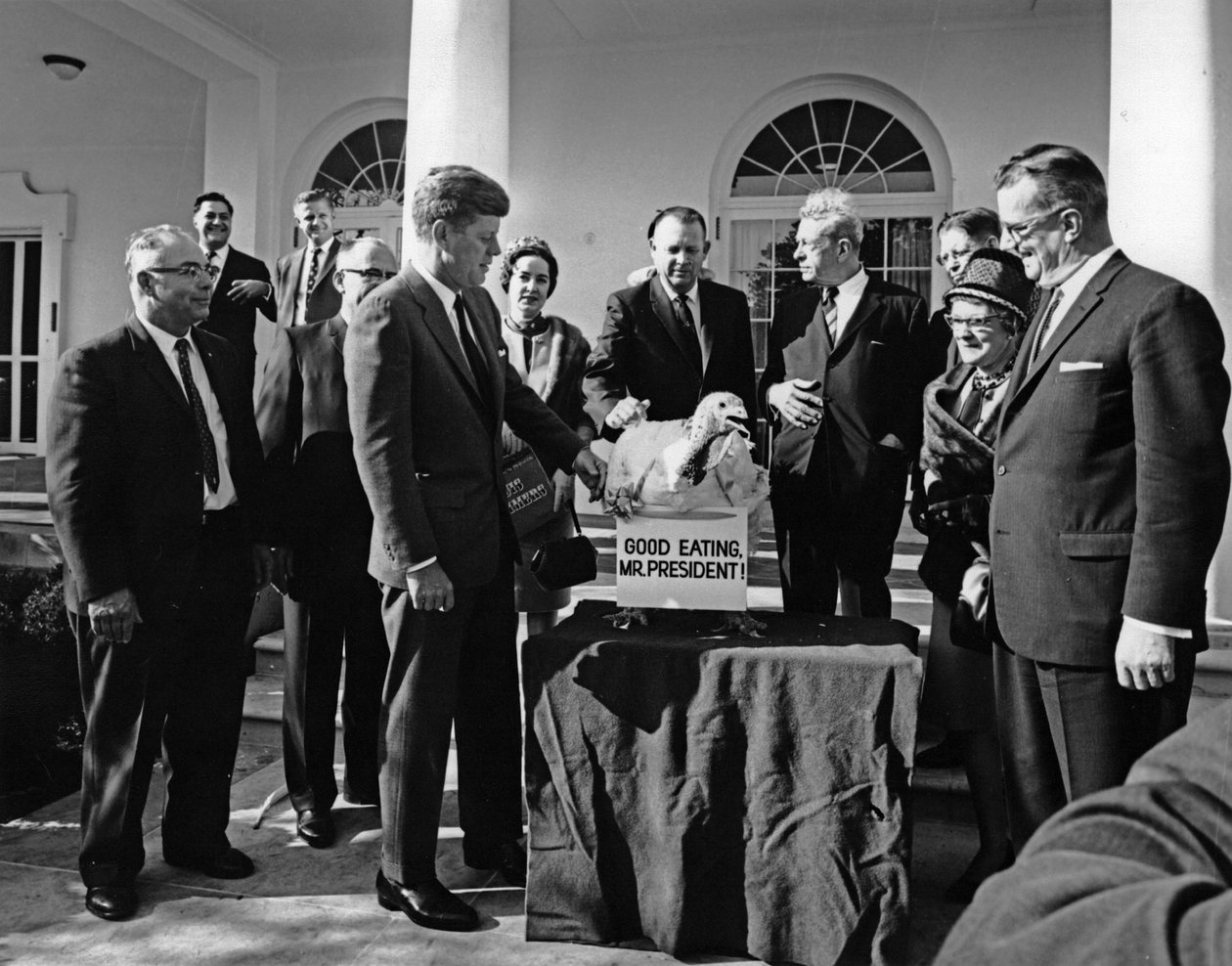 O Presidente John F. Kennedy Recebe a Ação de Graças na Turquia na Casa Branca, em novembro de 1963 de Unbekannt Unbekannt