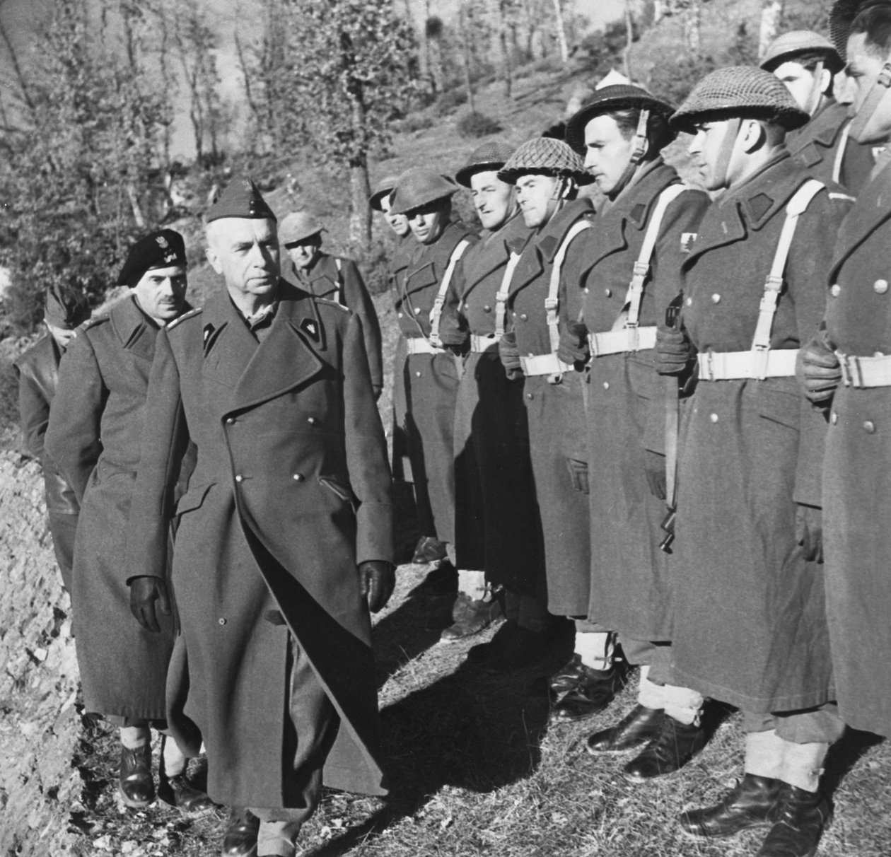 A Batalha de Cassino: General Kazimierz Sosnkowski, Comandante-em-Chefe das forças polonesas, durante uma visita ao 2º Corpo Polonês, comandada pelo General Wladyslaw Anders, 30 de março de 1944 de Unbekannt Unbekannt