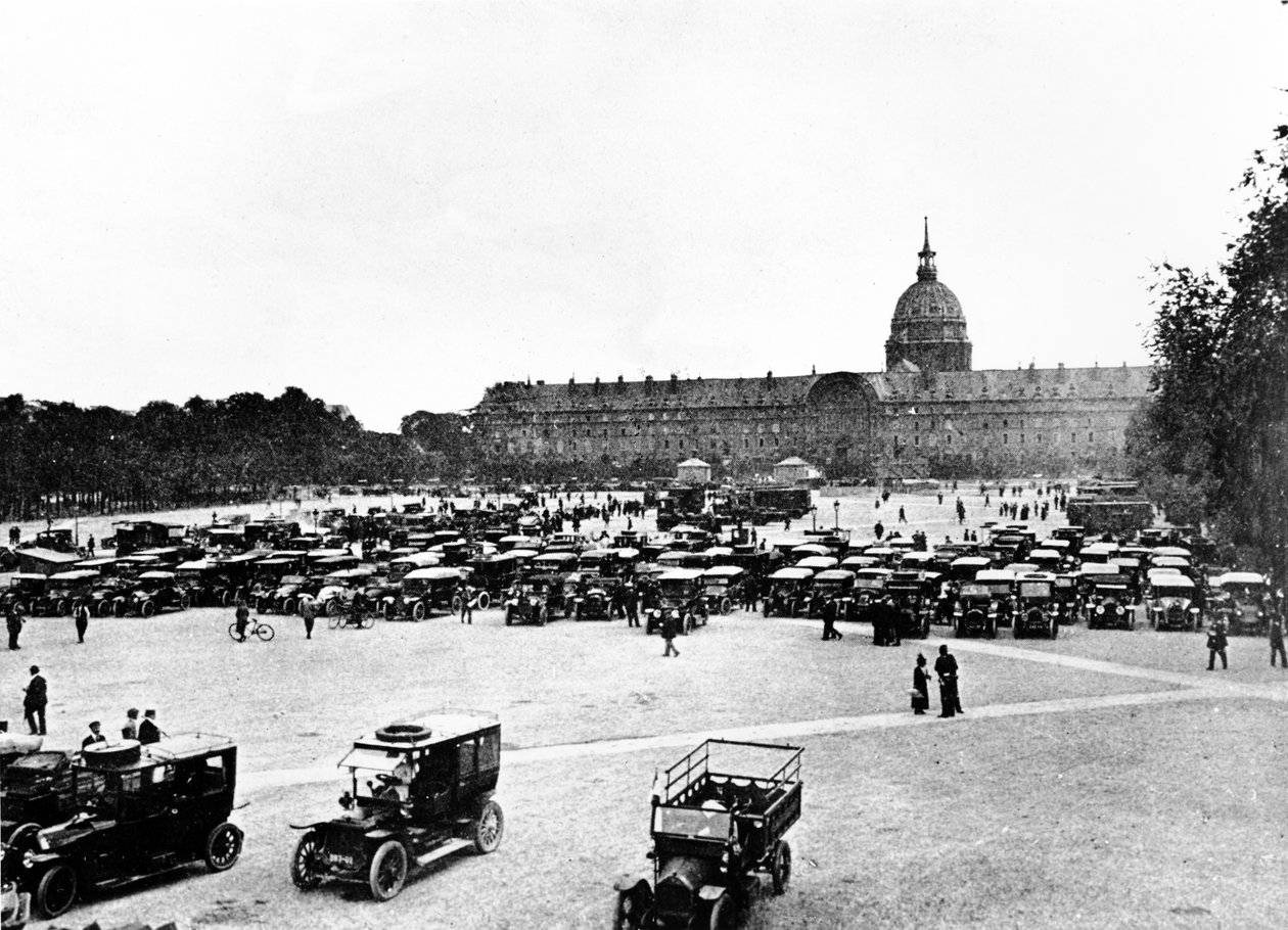 Os táxis do Marne reunidos no Invalides, Paris, em prontidão para a sua partida para o transporte de tropas para a Primeira Batalha do Marne, em setembro de 1914 de Unbekannt Unbekannt