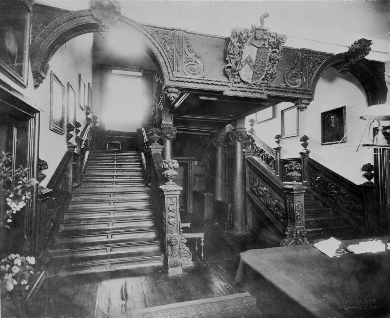 A escadaria do Castelo de Eyrecourt, Co. Galway, Irlanda, c.1890 de Unbekannt Unbekannt