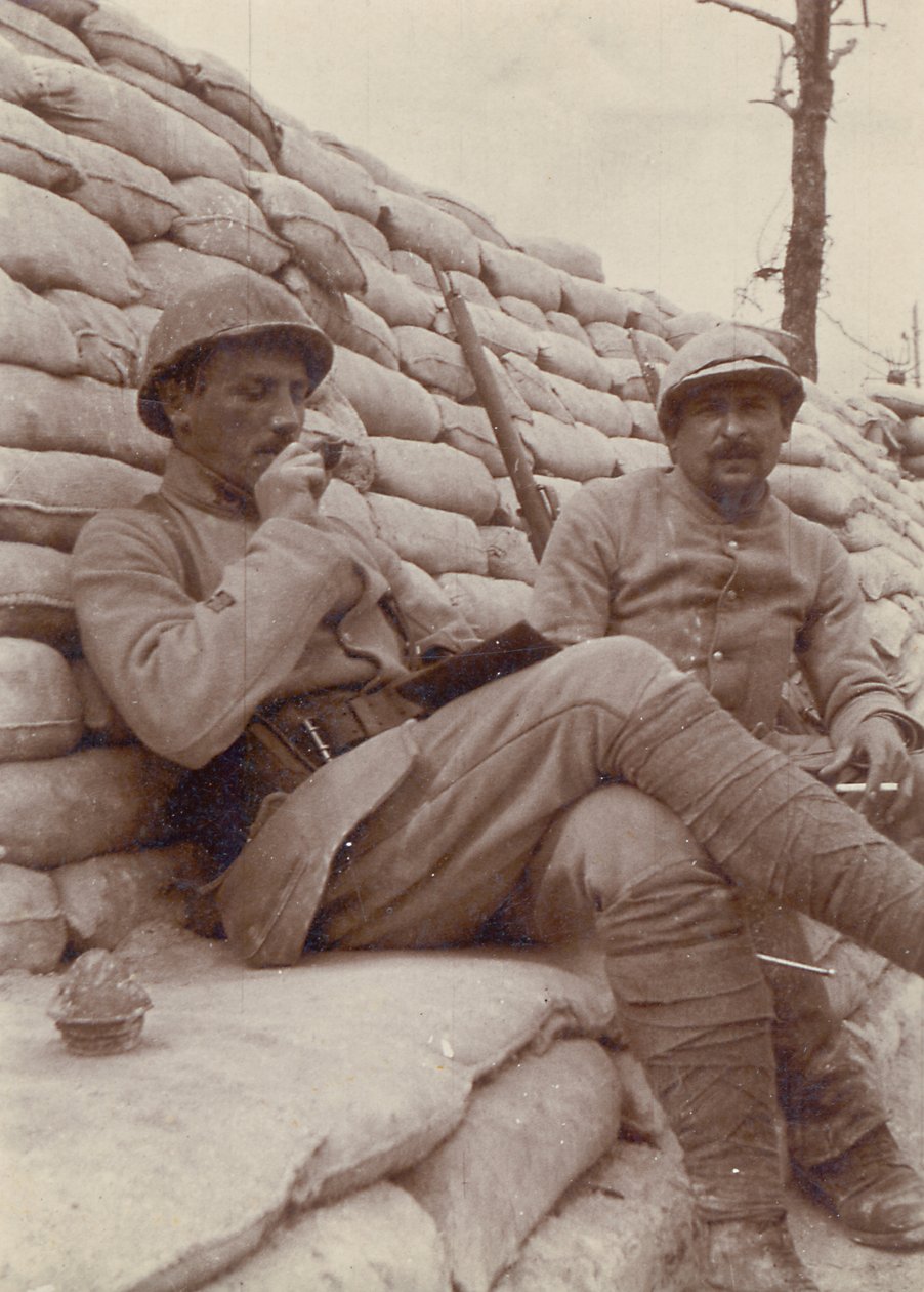 Dois soldados fumando em uma trincheira, Primeira Guerra Mundial, 1914-18 de Unbekannt Unbekannt