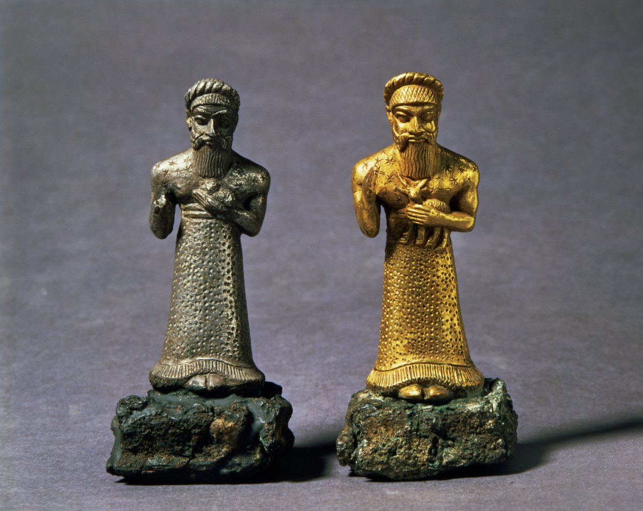 Duas estatuetas de homens carregando ofertas de cabras, Elamite Period, de Susa, sudoeste do Irã, c.1150 aC de Unbekannt Unbekannt