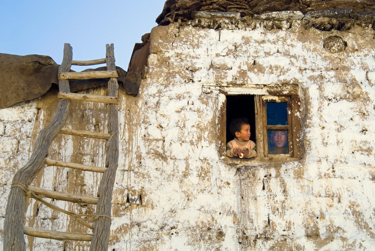 Menino jovem, e, mãe, em, janela, de, tradicional, Zanskari, casa vila, telhado, escada, Reru de Unbekannt Unbekannt