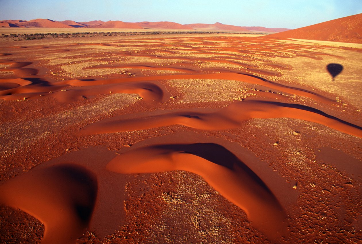 vista sobre um vale de dunas de areia de uma viagem de balão de ar quente logo após o nascer do sol perto de Sossusvlei no deserto do Namibe, Namíbia. 24-07-2003 de Unbekannt Unbekannt