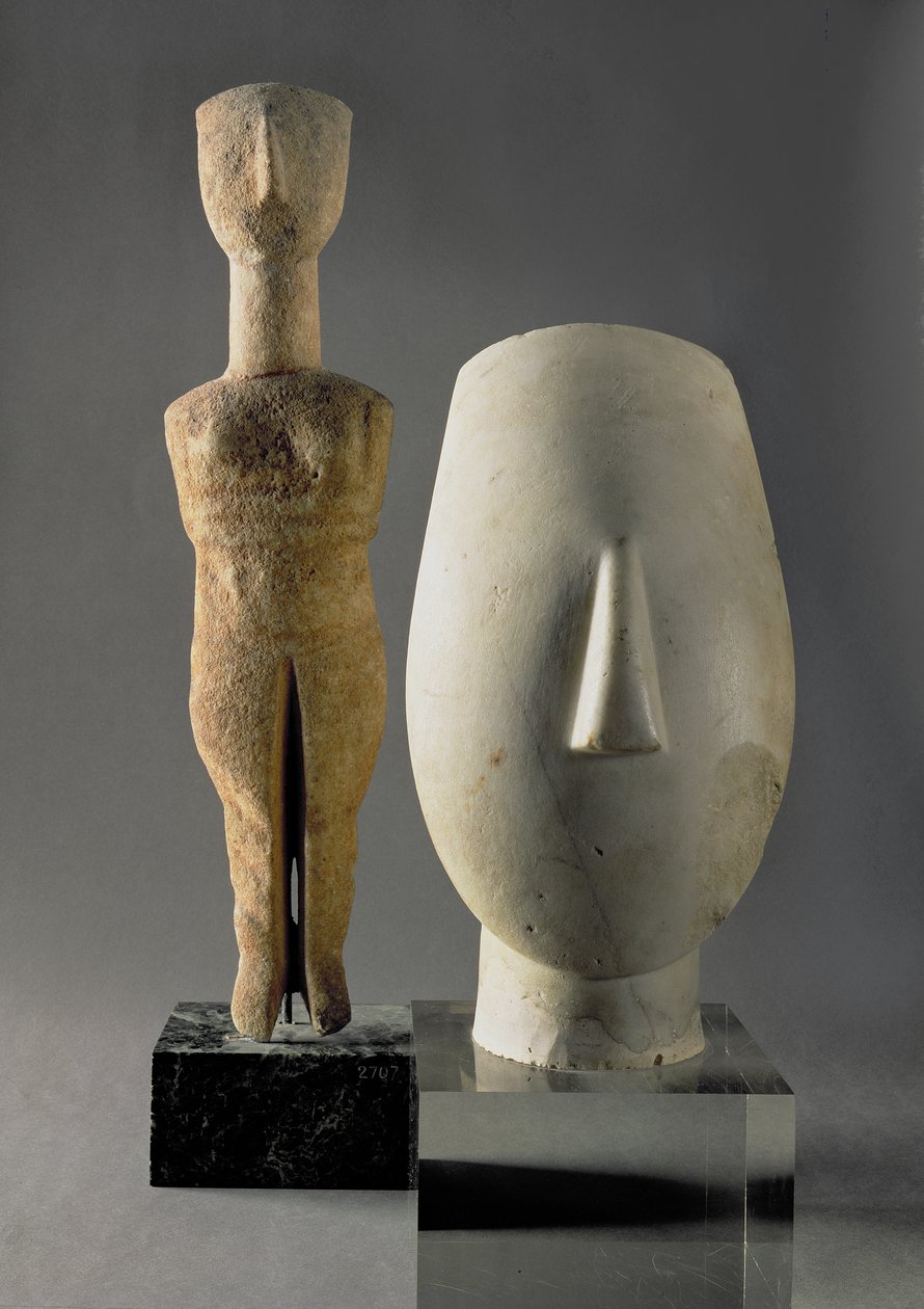 (Lto R) Figurina com braços cruzados, cicládica; cabeça de mulher, fragmento de estátua, de Keros, Período Cicládico II Primitivo c.2700-2400 a.C. (mármore) de Unbekannt
