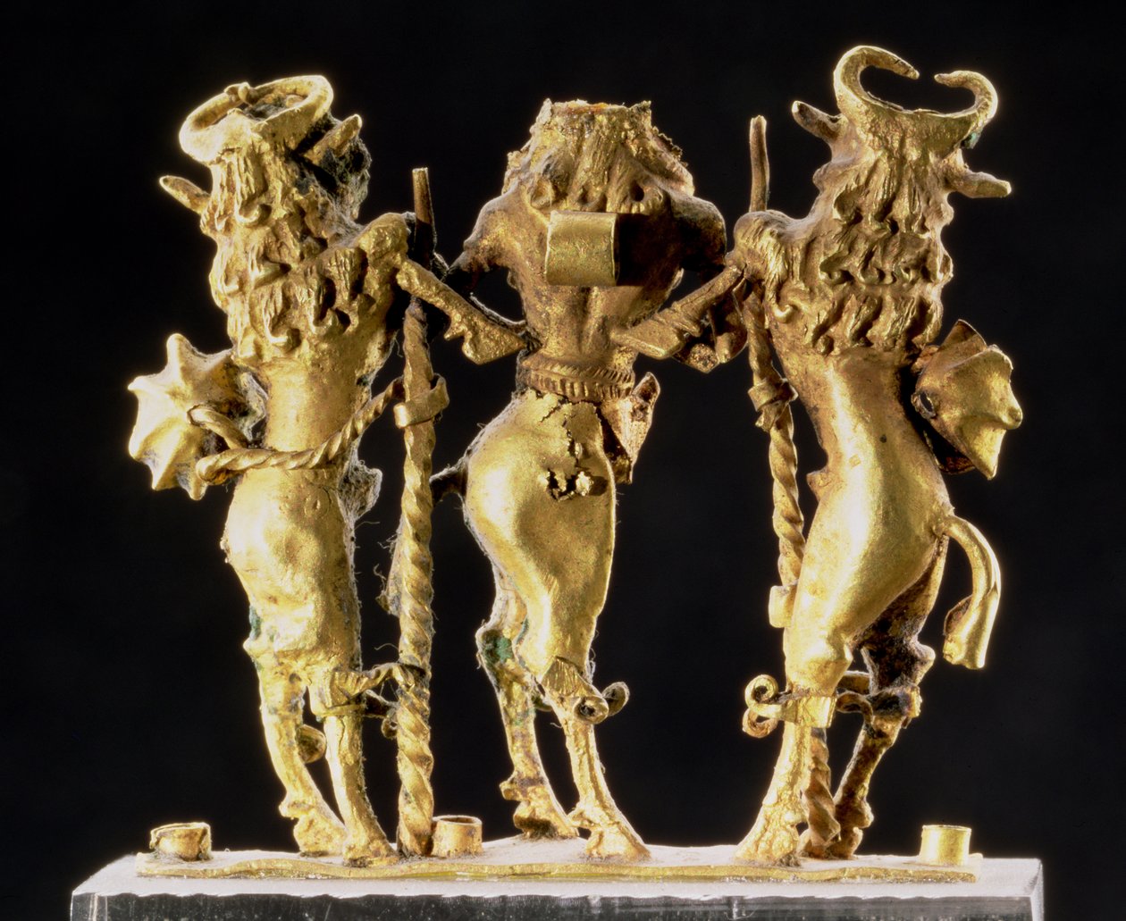 00319 Pingente na forma de três figuras meio homem, meio touro, Mesopotâmico, c.2600-2340 AC (ouro) de Unbekannt