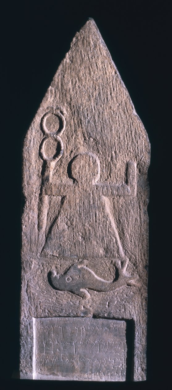 00357 Estela votiva representando Tanit, deusa de Cartago, segurando um caduceu com um golfinho e uma inscrição abaixo, fenício, de Tophet El-Horfa, Argélia, século II a I AC (calcário) de Unbekannt