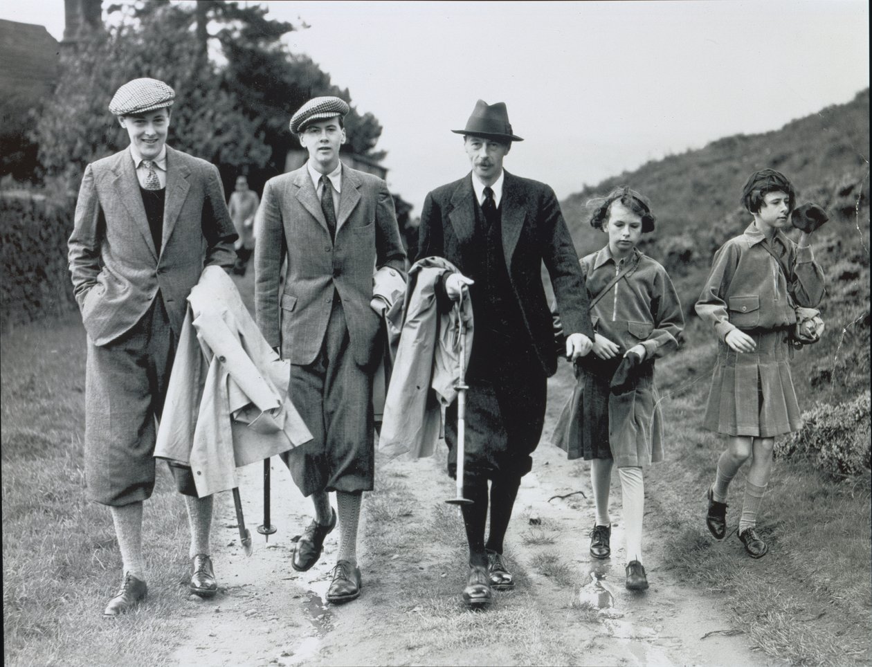 10º Duque com os seus quatro filhos, Billy, Andrew, Anne e Elizabeth na Abadia de Bolton, c.1938 (foto a p/b) de William M. Timlin