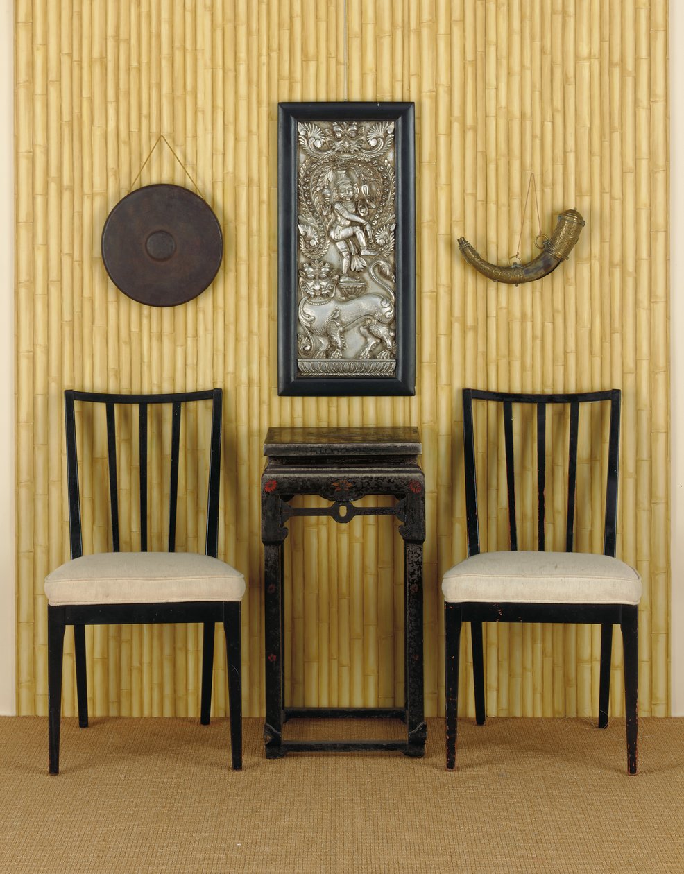Uma mesa lateral chinesa ebonizada e decorada em pacote policromado, interior da Casa de Marlon Brando, Mulholland Drive, Los Angeles, EUA (foto) de Unbekannt