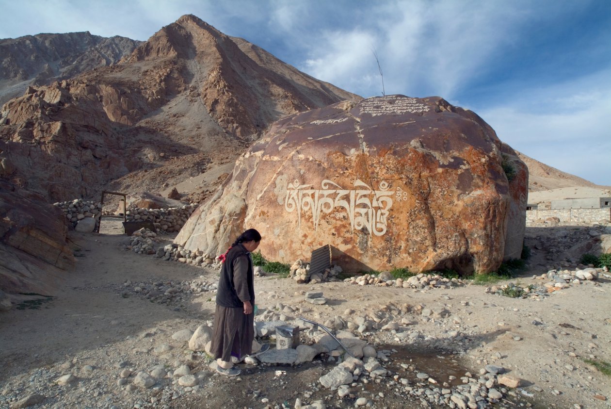 Uma mulher da aldeia Ladakhi a ir buscar água a um cano comum, Tangtse, Ladakh, Índia (foto) de Unbekannt