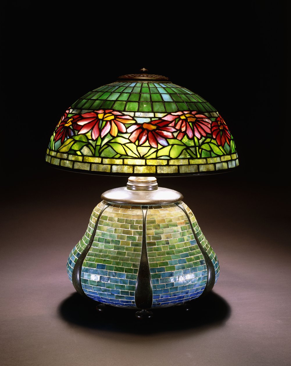 Um candeeiro de mesa de vidro com chumbo "Poinsettia", c. 1902-1932 de Unbekannt